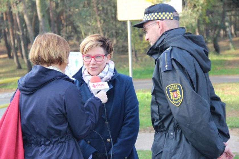 Strażnicy uczą jak sprzątać po psach. Wszystko w ramach akcji „Posprzątaj po swoim psie. Dasz radę!” 