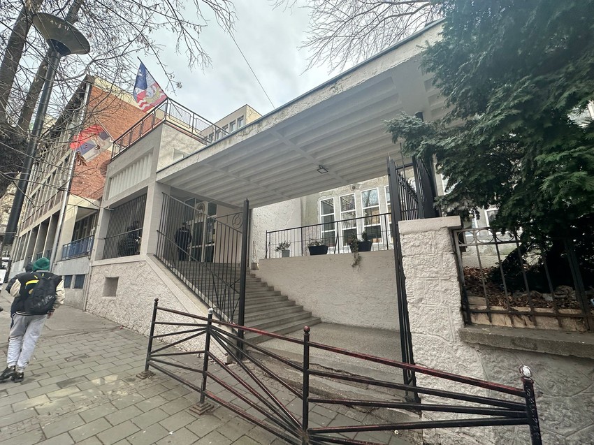 Policajci ispred "Ribnikara"