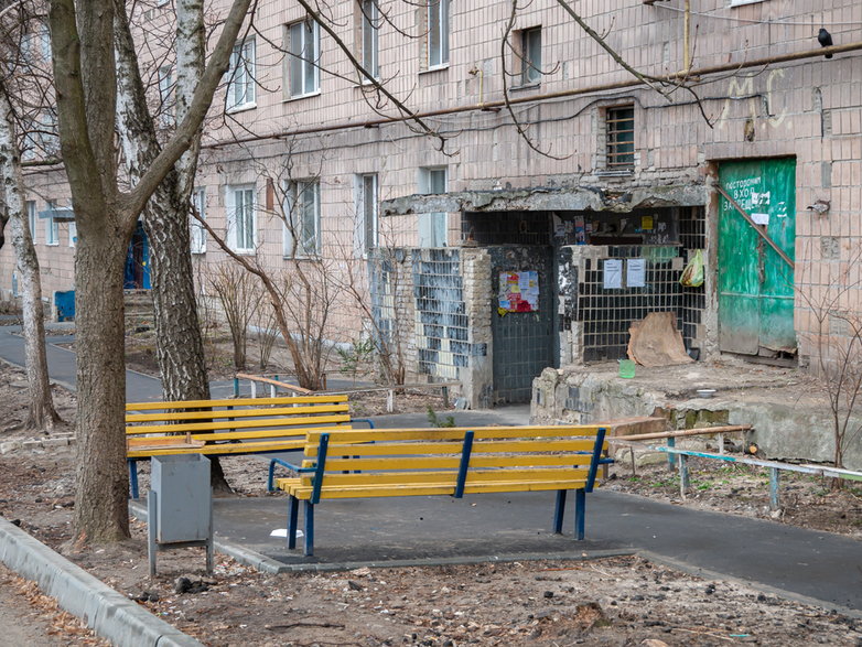 Charkowskie osiedle i ławki (przypadkowo lub nie) pomalowane na ukraińskie barwy narodowe