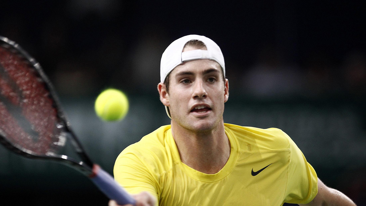 Najwyżej rozstawiony w imprezie amerykański tenisista John Isner nie bez trudu pokonał Gillesa Muellera z Luksemburga 7:6(1), 7:6(4) w pierwszej rundzie halowego turnieju ATP Tour na twardych kortach w Memphis (z pulą nagród 1,155 miliona dolarów).