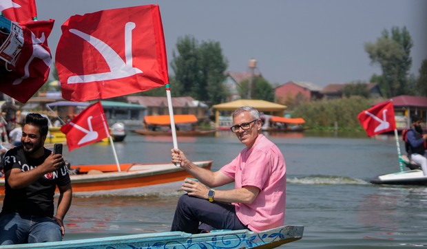 Omar Abdulah, bivši glavni ministar i lider Nacionalne konferencije Džamua i Kašmira, na izbornom skupu na jezeru Dal u Sirnagaru u indijskom Kašmiru 22. septembra