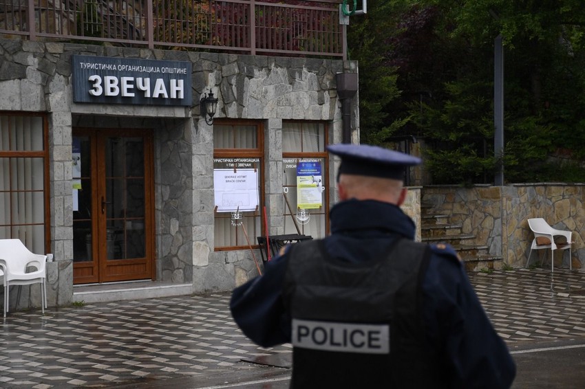 Ispred biračkog mesta u Banjskoj prisutna je i kosovska policija