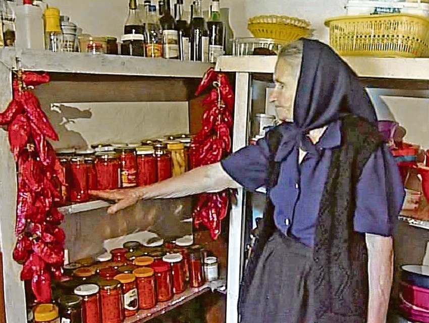 sve pod konac: stiže da ima najlepše dvorište, pripremi zimnicu i ogrev...