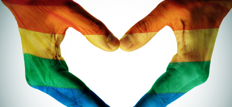 Życie z obcym. Kim są partnerzy gejów i lesbijek w świetle prawa?