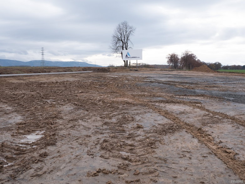 Budowa drogi ekspresowej S-1 - odcinek Dankowice - węzeł Suchy Potok - zdjęcia z poziomu ziemi - 17.11.2022 - autor: GDDKiA