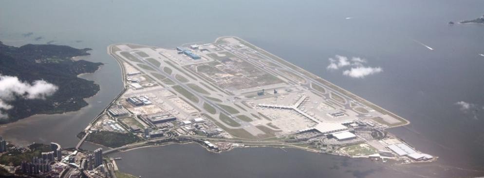 Lotnisko w Hongkongu – wybudowane na sztucznej wyspie, od początku swojego istnienia stanowi przykład idealnie zaprojektowanego lotniska oraz terminalu lotniczego. Co roku lotnisko obsługuje ponad 40 mln pasażerów.