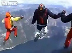 Głową w dół z urwiska nad fiordami