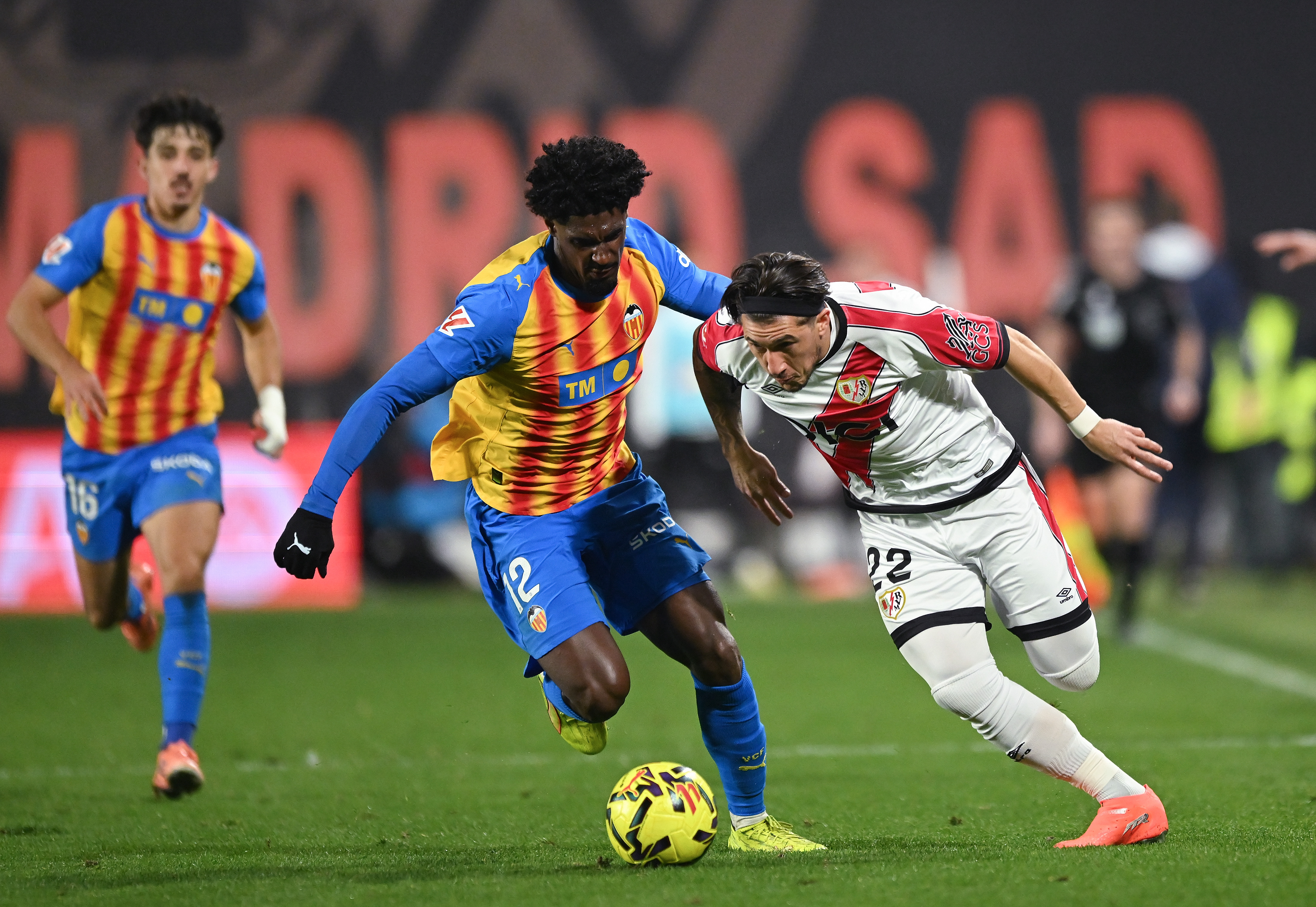 De 25 a cinco millones: Umar Sadiq deja la Real y ficha por el Valencia