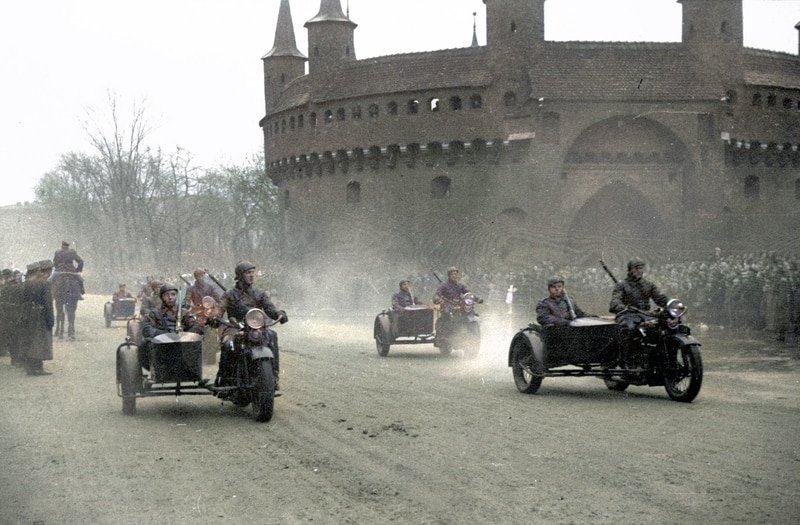 Defilada przed Barbakanem, która odbyła się w 1937 roku. Źródło: Narodowe Archiwum Cyfrowe.