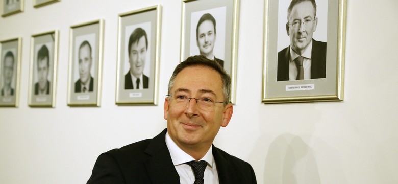 Sienkiewicz odchodząc rozdał pieniądze pracownikom? Rzecznik: Przypadkowa zbieżność