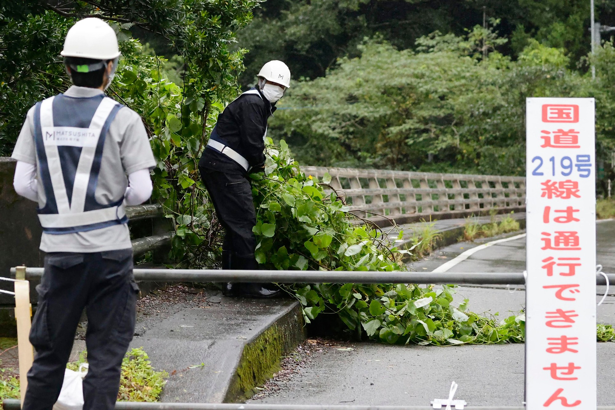 Tropická búrka s prudkým dažďom a vetrom zasiahla v pondelok juhozápad Japonska.