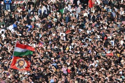 Konklawe w Watykanie. Kilkadziesiąt tysięcy osób na placu Świętego Piotra czeka na nowego papieża