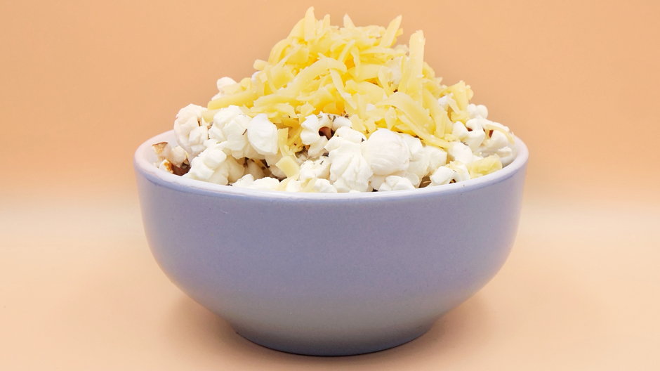 domowy-popcorn-ziolowy-z-serem-nauka-jedzenia