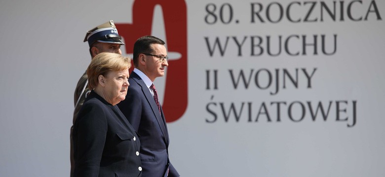 Premier Morawiecki i kanclerz Merkel oddali hołd rozstrzelanym Polakom