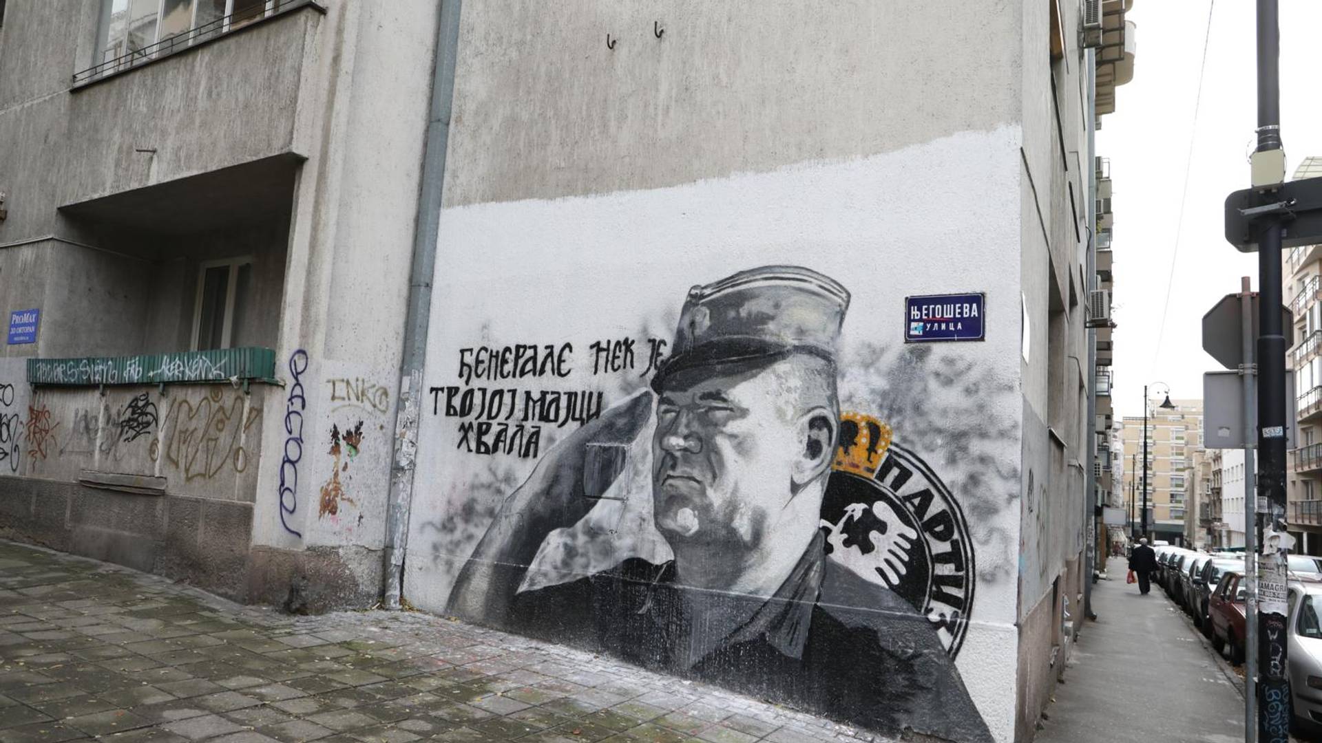 Dok policija čuva mural Ratka Mladića u Beogradu, Vojvođani preškrabali lik haškog osuđenika 