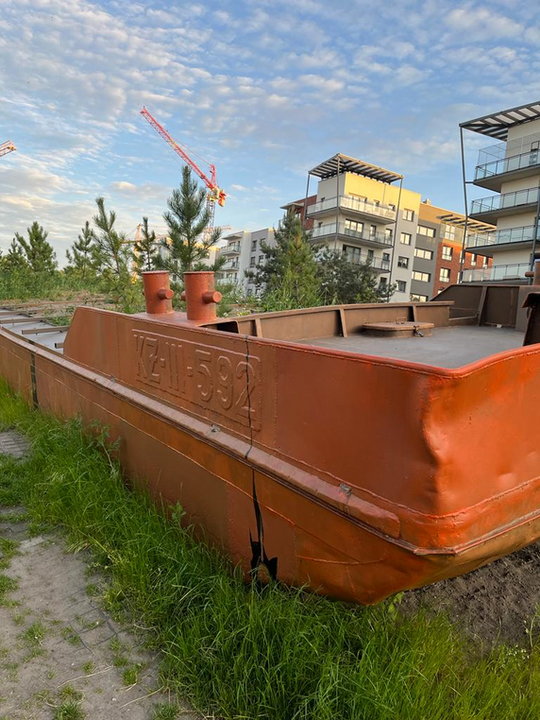 Wrocław: w centrum osiedla ustawiono barkę rzeczną. Wkrótce zmieni się w las