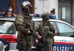 Policija na mestu napada u Beču 3. novembra 2020.
