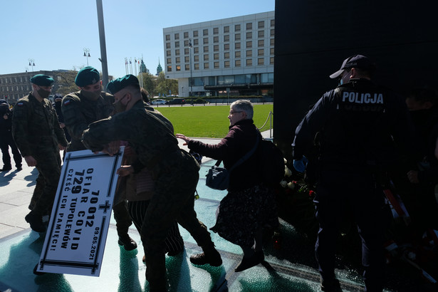 Szarpanina podczas 133. miesięcznicy smoleńskiej w Warszawie