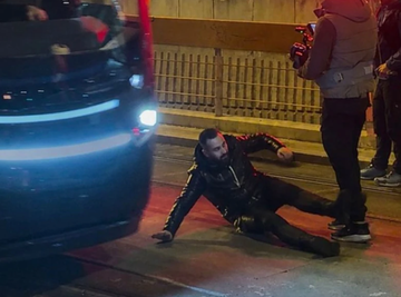 POZNATI PEVAČ (34) UMALO DA NASTRADA! U poslednjem trenutku izbegao STRAVIČNU NESREĆU SA TRAMVAJEM usred Beograda (VIDEO)