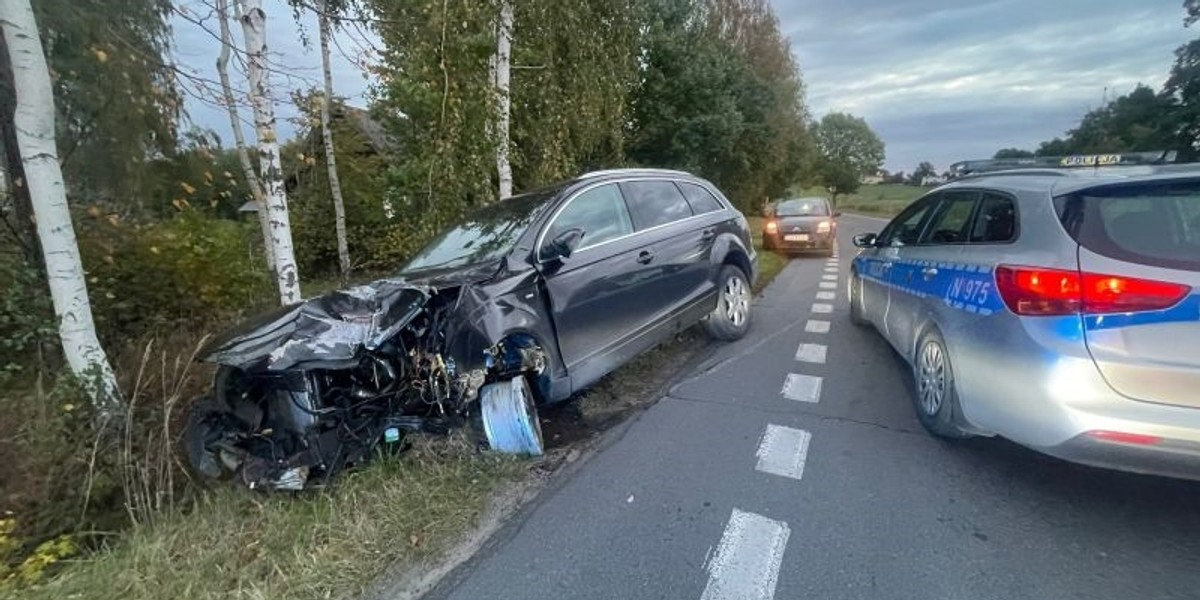 O krok od tragedii. Jechał rozbitym samochodem bez jednego koła. Nie tylko stan auta wzbudzał niepokój...