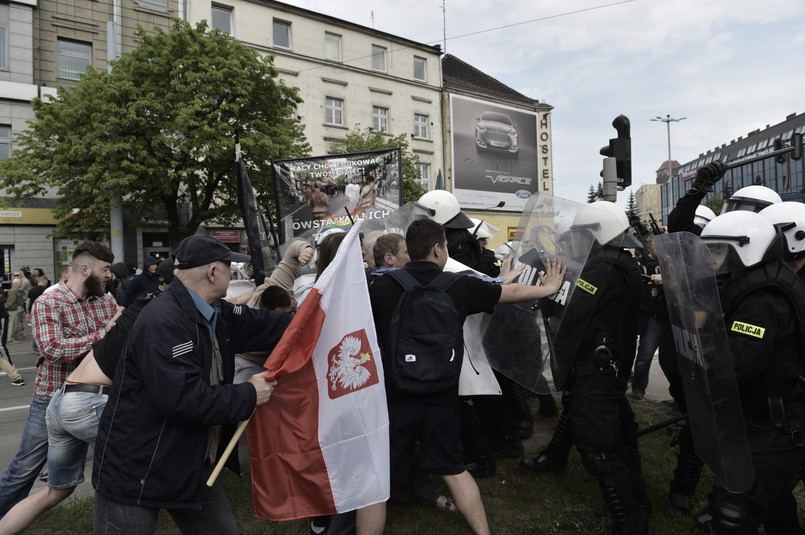 Przeciwnicy Trójmiejskiego Marszu Równości podczas starć z policją, PAP/Adam Warżawa