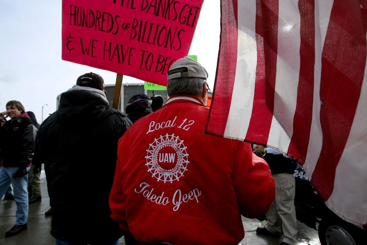 Związkowiec z UAW dolącza do demonstracji przed Cobo center w Detroit.