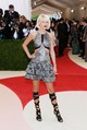 Taylor Swift (2016): A 2016-os MET-gála egyfajta stílusbeli fordulópontot jelentett Taylor Swift számára. Platinaszőke bobfrizurával és egy futurisztikus hangulatú, ezüstös Louis Vuitton miniruhában jelent meg a vörös szőnyegen – éles kontrasztban az addigi romantikusabb megjelenéseivel. A merész választás sokakat meglepett, ám utólag visszatekintve már előrevetítette az énekesnő következő korszakát: a sötétebb hangvételű, öntudatos „Reputation” érához vezető utat. 