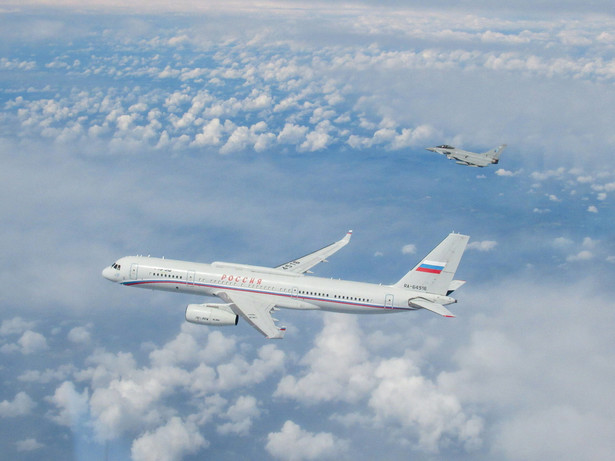 Rosyjski samolot zwiadowczy Tu-214 i brytjyjski myśliwiec RAF Typhoon