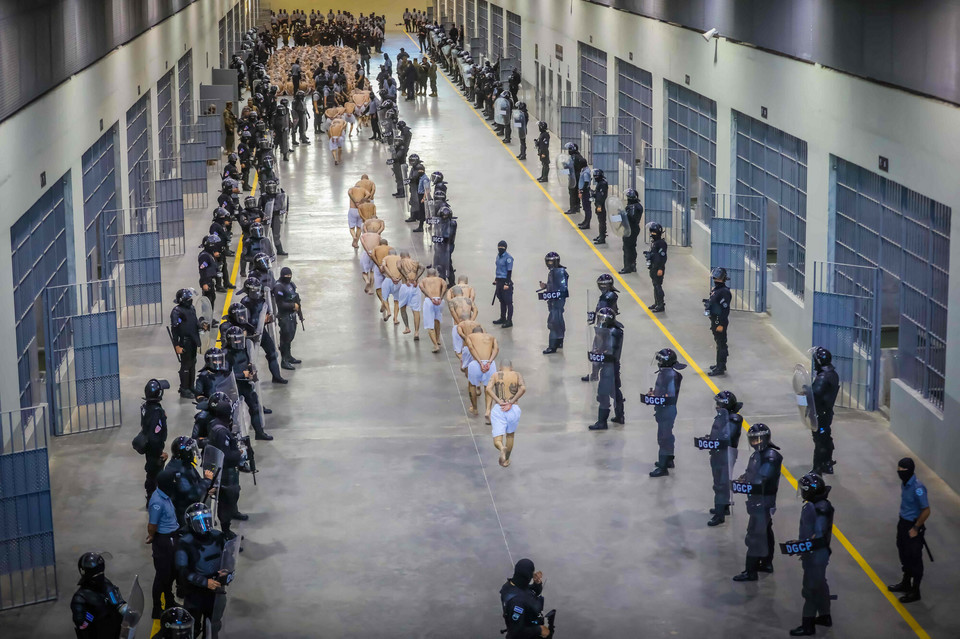 Salwador otworzył megawięzienie. Trafi tam 40 tys. osób [WIDEO ...