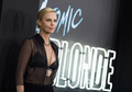 Charlize Theron cała w czerni na premierze filmu "Atomic Blonde"