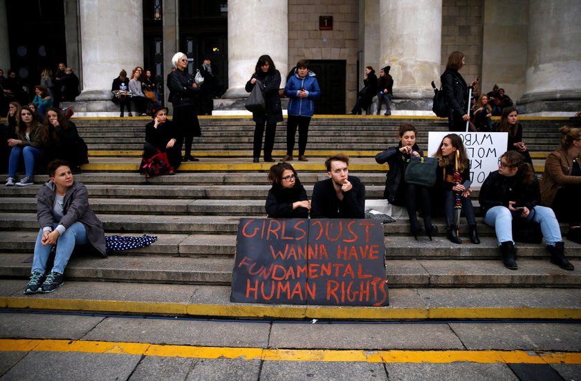 Czarny protest w Polsce. Tysiące ludzi na ulicach miast