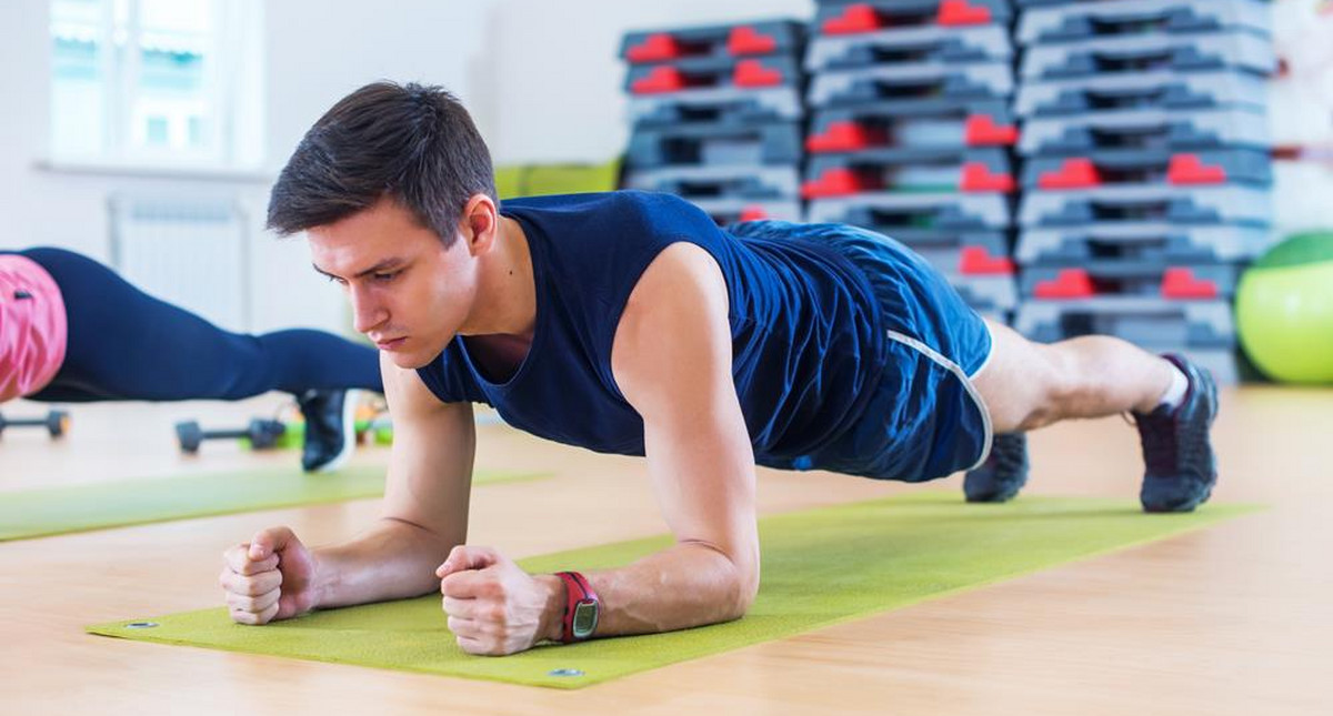 TOP 5 ćwiczeń na mięśnie brzucha dla mężczyzn, które można wykonać w domu