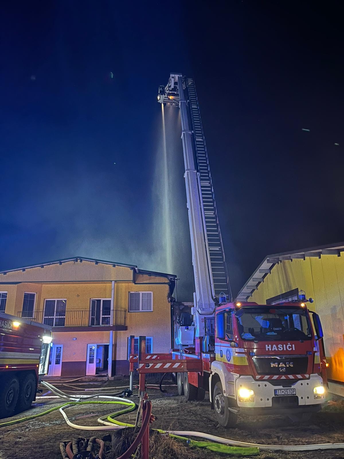 Rozsiahly požiar konzervárne v Moravskom Svätom Jáne. 