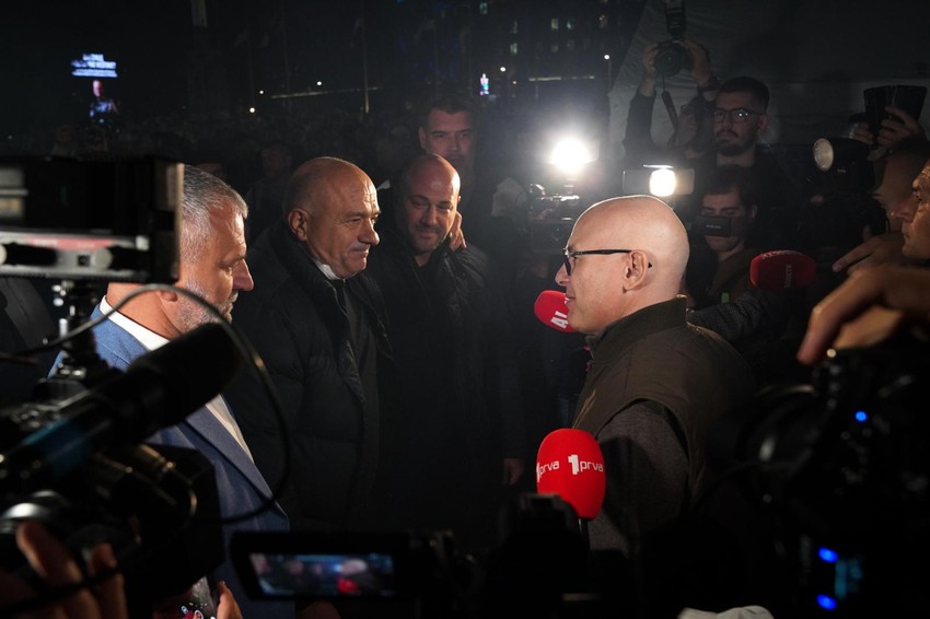 Ispred Skupštine Srbije dočekan Milana Bogdanović uz vatromet