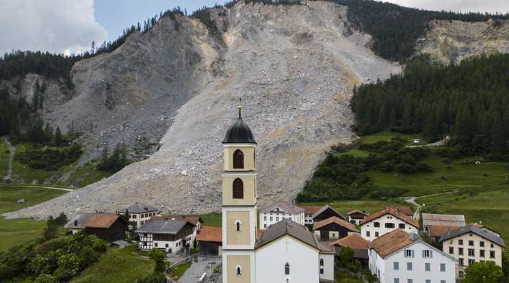 Sziklaomlás fenyegette svájci falu / Fotó: MTI/EPA/Keystone/Michael Buholzer