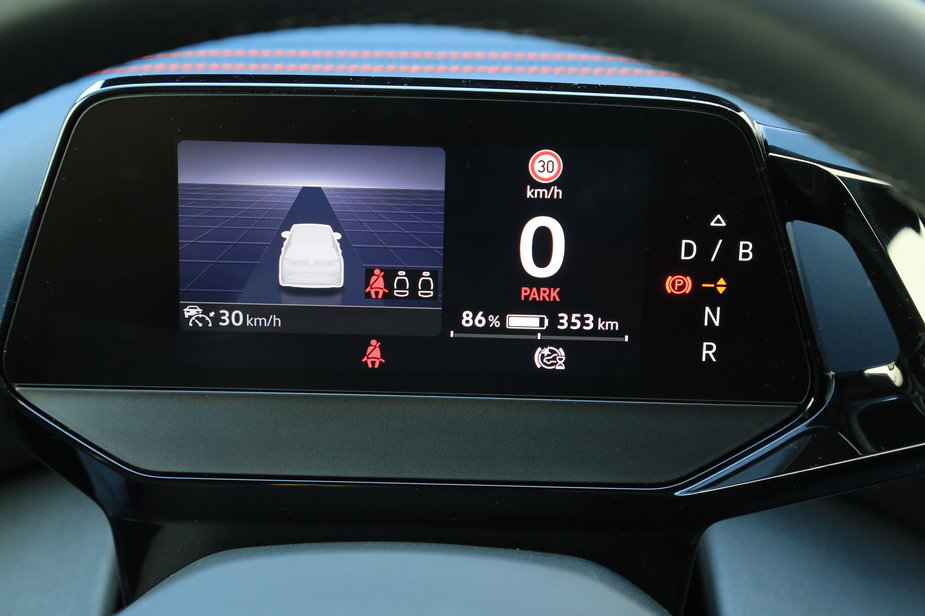Niewielki ekran znajdujący się za kierownicą zawiera tylko podstawowe informacje o prędkości, zasięgu i poziomie naładowania akumulatora.