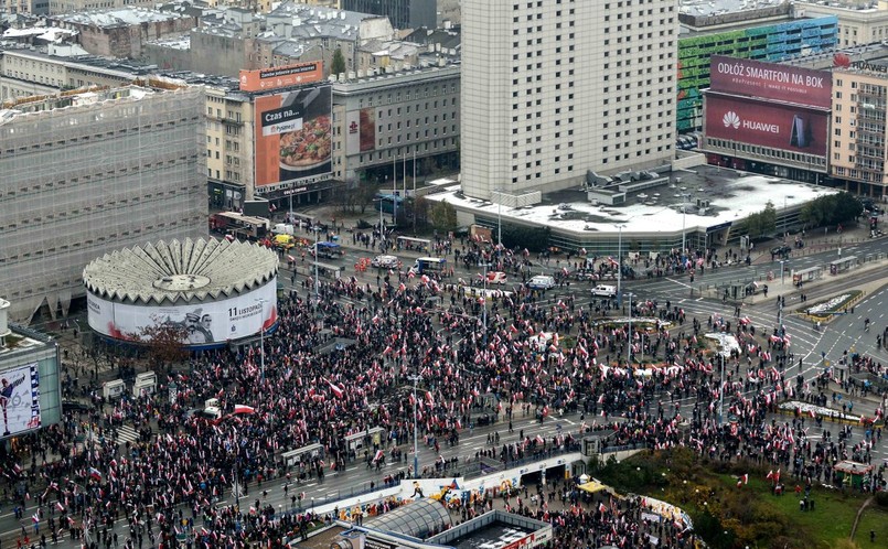 List prezydenta Andrzeja Dudy do uczestników marszu, zorganizowanego w rocznicę odzyskania niepodległości w 1918 r., odczytał minister Wojciech Kolarski. "Darząc się wzajemnym szacunkiem, w poczuciu powagi i godności tego święta gromadzimy się pod biało-czerwonymi flagami i wizerunkami Orła Białego. Razem, a jednocześnie każdy na swój sposób, korzystamy z najcenniejszego dobra, z naszej wolności" - napisał prezydent. "Bardzo pragnę – i wiem, że oczekiwanie to podziela wielu Polaków – aby te dobre uczucia i przesłanie dzisiejszego święta towarzyszyły nam wszystkim każdego dnia" - dodał Duda w liście.