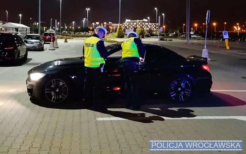 Miłośnicy tuningu i szybkiej jazdy spotkali się we Wrocławiu. Niespodziankę zgotowała im policja