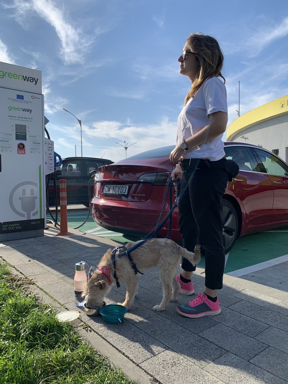 Przerwa na posiłek i ładowanie auta