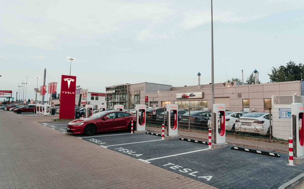 Nowy supercharger Tesli w Warszawie. Kiedy otwarcie?