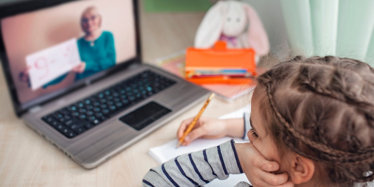 Rodzice dzieci z klas I-IV  mogą zrezygnować z wykonania zadań zawodowych w reżimie telepracy.