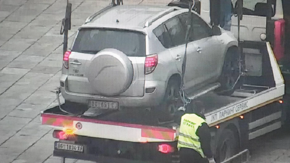 Automobil kojim je probio zaštitnu ogradu ispred Skupštine