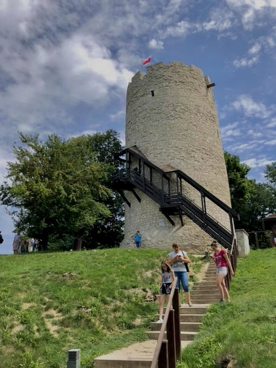 Kazimierz Dolny - wieża, nazywana potocznie "Basztą" bądź Wieżą Łokietka, to wybudowany na przełomie XIII i XIV w. obronny stołp. Został wzniesiony na wysokości przeprawy przez Wisłę, tzw. Przewozu Woyszyńskiego. Mieści się na szczycie wzniesienia, około 180 m od zamku dolnego.
