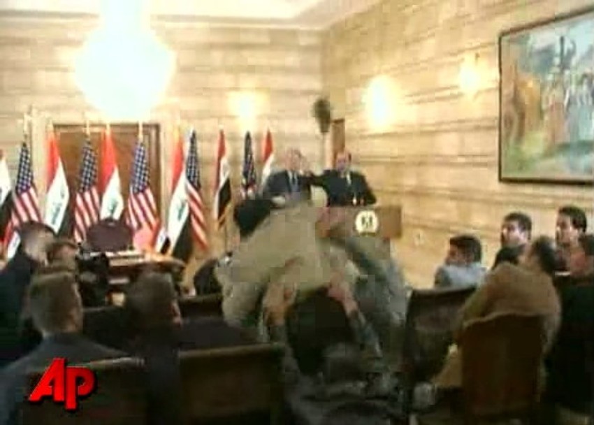 Sada već čuveni trenutak kada al Zaidi cipelom gađa Džordža Buša