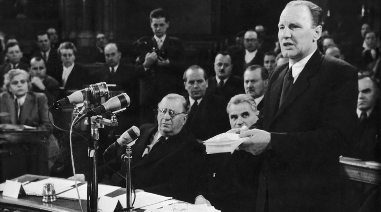 1956-ban az Országgyűlés első ülése a forradalom után: Kádár megnyitó beszédet mond, mellette Dobi István elnök és helyettese, Munnich Ferenc / Fotó: GettyImages