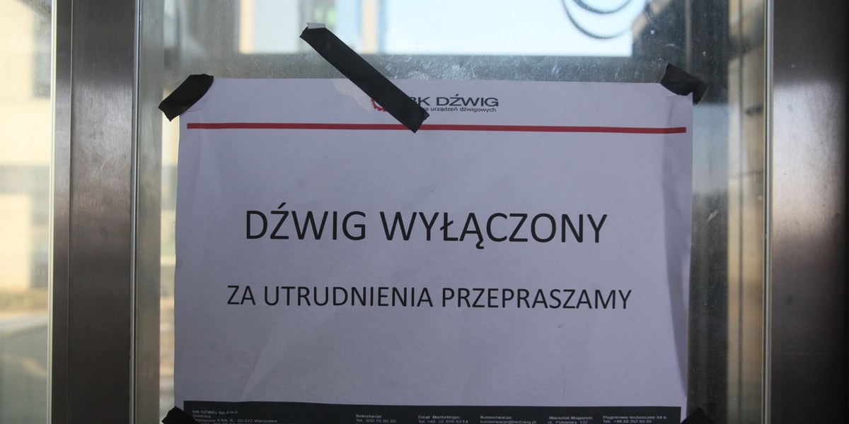 Robotnik wpadł do szybu windy i zginął.