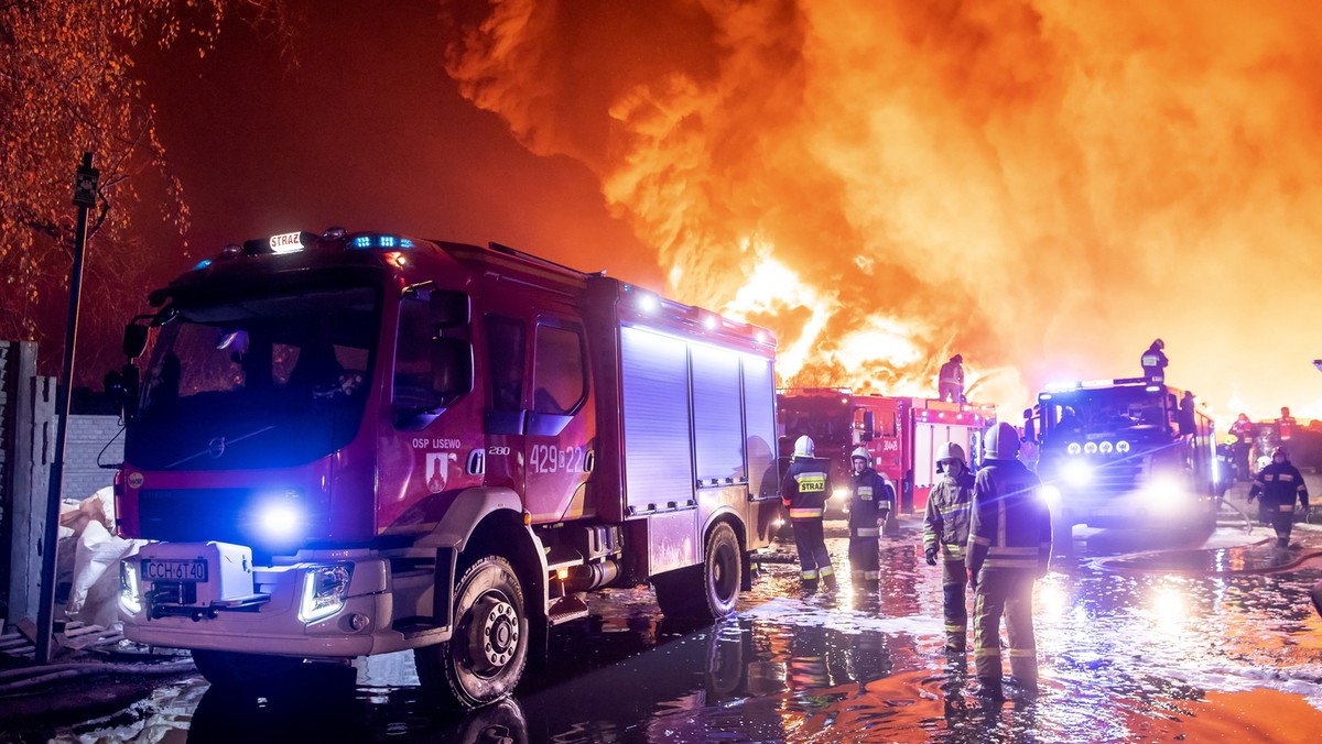 Pożar nielegalnego składowiska opon w Raciniewie