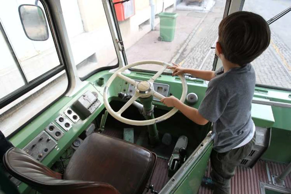 Mališani za volanom