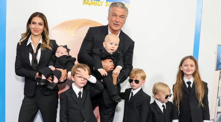 Alec és Hilaria Baldwin gyermekeikkel