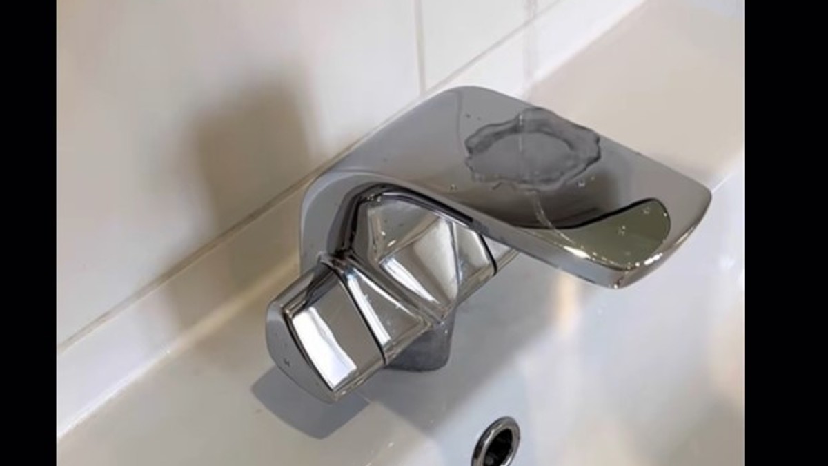 Ana uzela mastan papir i očistila sve da sija: Ljudi u čudu gledaju kako je rešila problem koji muči svaku drugu kuću u Srbiji (VIDEO) Kép